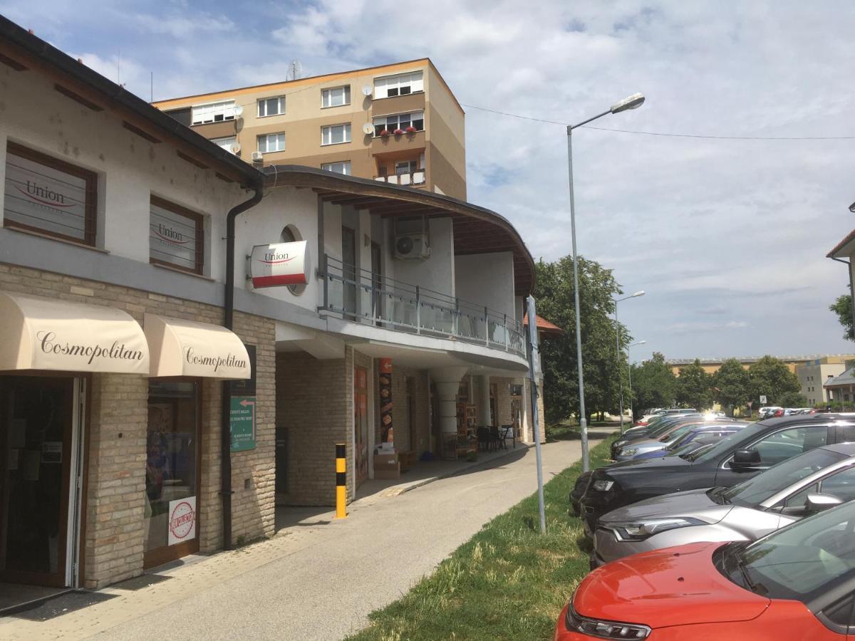 Konde Apartments D Dunajská Streda Buitenkant foto